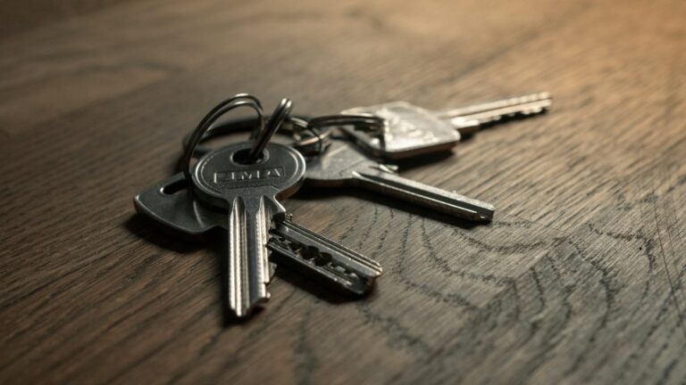 House keys left on a table, representing the shared home behind divorce real estate leads
