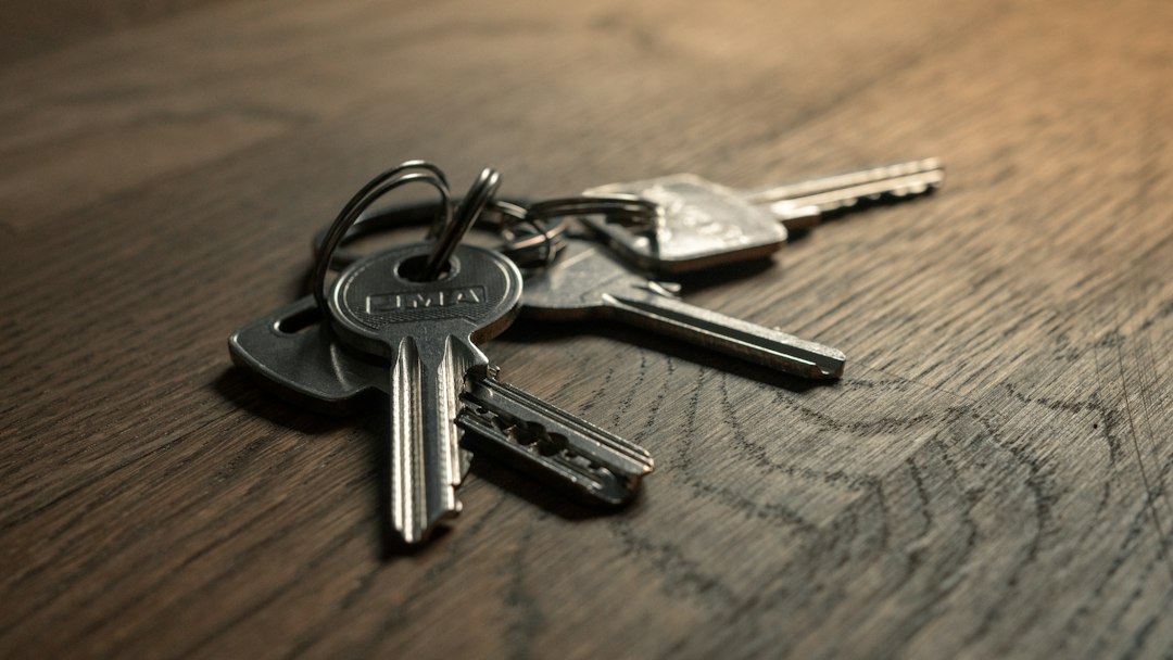 House keys left on a table, representing the shared home behind divorce real estate leads
